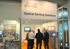 Frank Tukker van Concept Engineers aan het uitleggen op de stand.