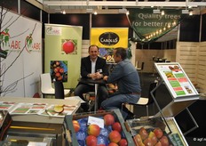 Raf Rutten van Carolus met aan tafel Peter Zadravec een fruitteler uit Slovenië