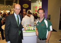 Jan Willem Verloop van Nature's Pride en Nicholas White van het Australische Gourmet Garden. Nature's Pride gaat de tubes met biologisch geteelde kruiden met toegevoegde olie vermarkten