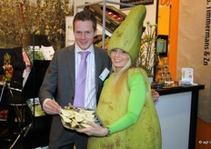 Arnold van C.G. Timmermans poseert met de perendame