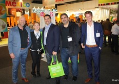 Remco Beekman (links) en Tim Loomans (rechts) van Soho Produce ontmoeten bekenden in de wandelgangen