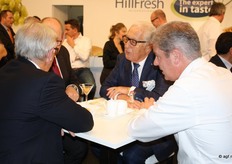 Jan en Hans van den Heuvel aan de praat in de Hillfresh-stand