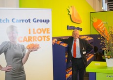 Hans Steltenpool stond voor de foto liever achter de dame op de banier