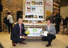 Claris en Mariska bij het nieuwe logo van Leo de Kock