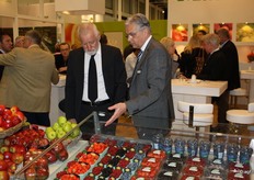 Leonard Kampschoer toont het Fruitmasters-assortiment