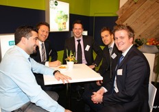 Kas Bahtiri op bezoek bij Martijn de Graaf, Edwin van Leeuwen, Melvin van der Zeyden van Yex en William Sonneveld van FV Seleqt