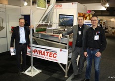 Hugo Jongejans en Bas Ruijgrok van Jongejans Luchttechniek presenteerden de Spiratec Onion Topper. Deze uienafstaarter werkt met spiraalvormige messen, waarmee uien sneller en schoner kunnen worden afgestaart.