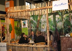 Hans-Willem van der Waal van Agrofair met bezoekers in de stand