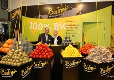 Alwin van't Hart poseert met z'n collega in de stand van BioTropic