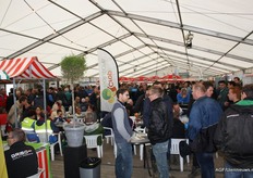 's Middags weer traditioneel volle bak in de tent