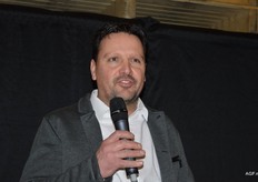 André neemt het woord en heet iedereen welkom.