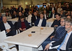 De aanwezigen luisteren met aandacht naar het succesverhaal van Franje Onions.