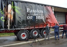 De officiële openingshandeling waarbij het zeil van de oplegger dicht wordt geschoven en de naam 'Passion for Organic' tevoorschijn komt. Franje was een van de eerste bedrijven die handel zag in biologische uien.
