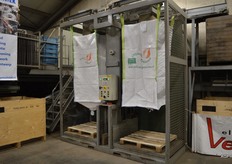 De big-bags hangen alweer klaar om gevuld te worden.