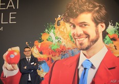 "Henry Müller naast de acteur voor de Kanzi-promotie. "Vorig jaar werd de campagne met de nieuwe Kanzi-man geintroduceerd. Het belangrijkste kanaal dit seizoen is YouTube. De doelstelling om sowieso 55 miljoen Europese consumenten te bereiken. Ondertussen zijn er al 75 miljoen consumenten bereikt, dus we zijn blij met deze resultaten!"