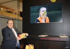 "Urs Luder met Migo. "Er is een groeiende vraag, we merken dat er interesse in deze peer. In oktober 2016 lag Migo voor het eerst in de schappen. Er is al bijgeplant in verschillende landen en vanaf nu wordt verwacht dat het volume jaarlijks toeneemt. Eind oktober/begin november zal het nieuwe seizoen van start gaan."