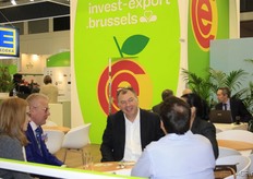 Stefan Andriani van W. Jonckheere druk in gesprek.