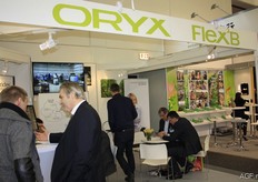 De heren van Oryx in gesprek.