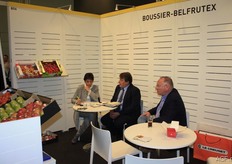 Annick Boussier (links) in gesprek.