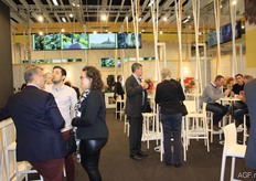 Op de VLAM stand kon men gezellig netwerken onder het genot van een hapje en drankje.