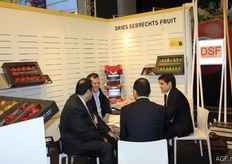 De heren van Dries Sebrechts Fruit hebben klanten op bezoek.