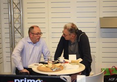 Kris Wouters van Wouters Fruithandel druk in gesprek.