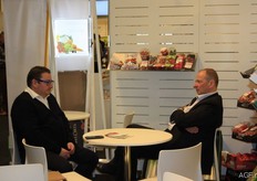 Olivier van Assche op bezoek bij Guido De Plecker.