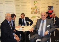 Speciaal voor deze keer wilde Curd Vanmarcke (rechts) van Vergro op de foto. Hij is één van de handelaren die al vanaf de beginjaren op Fruit Logistica stond.