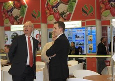 Stijn Wecks (rechts) in gesprek met Thierry Nuttin en Marion Van Cauteren van het ECFG.