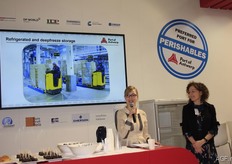 Maartje Driessens en Stefanie D'Herde van de Port of Antwerp. Er was een persontbijt georganiseerd en hierbij werd vertelt hoe belangrijk deze haven is voor perishables. Veel fruitsoorten komen aan in Antwerpen.