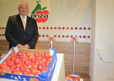 Tony Fissette van Enzafruit met de nieuwe Jazz-appeldoos.