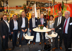 Jan van Ingen (Lola), telers Wim Bijl en Kees-Jan van der Zande op bezoek bij Frupaks-Vernooij: Niek Terlouw, Jan Timmermans, Galna Stepic, Joop Vernooij en Herman van Rooijen