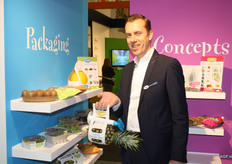 HillFresh had in de beurs plek ingeruimd voor concepten om retailers te inspireren. Stephan Schneider toont de gecombineerde ananas- met boorverpakking