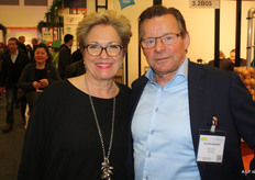 Kees en Toos Schouten van Aardappelhandel Altena. Het bedrijf kocht het bedrijfspand van C.G. Timmermans in Veen en breidde daarmee de capaciteit fors uit.