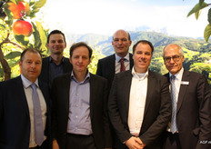 PLUS zet met leverancier Van der Lem in op de appelen van Bio Sud-Tirol. Marcel van der Lem en Mike Tesselaar (vd Lem) en cateory manager Martin Pietersma van PLUS poseren met Werner Castiglioni van Bio Sud Tirol (2e van links) en CEO Gerhard Dichgans van VOG. Binnenkort meer over deze samenwerking.