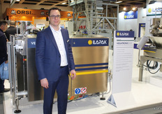 Ilapak presenteerde zich op de beurs met maar liefst vijf machines - twee complete weeg- en verpakkingslijnen én een horizontale flowpacker. Mark van der Kamp van Sarco Packaging is dealer van Ilapak