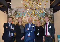 De derde generatie Oskam maakt zich gereed om het bedrijf te continueren. In maart a.s. komt de nieuwe productiehal in Neerijnen gereed waar de logistieke afhandeling zal plaats vinden. Kees Oskam, Lisanne Oskam, Erik Oskam, Marina Yarushina en Niels Oskam.