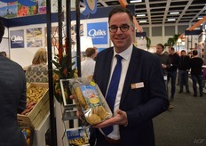 "Gerrit Oomen: "Aardappelen op tafel is het nieuwe concept bij Quiks. Een breed assortiment onder deze naam: zoete aardappelen in een ovenschaal met kruiden, frietaardappelen met kruiden en pofaardappelen voor de BBQ."