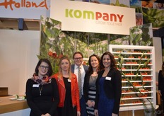 Kompany met een nieuwe stand waarin de uitstraling van de coöperatie goed tot uiting komt. Tomaten, komkommers en aardbeien zijn de producten die via Kompany vermarkt worden. Dit jaar april start de verkoop van de aardbeien die door 6 telers geteeld worden. Nieuwe oogst Kompany komkommers zijn alweer 3 weken leverbaar. Elena Buchloh, Aleksandra Brzkot, Arnoud van Stralen, Chantal Alaerds en Silvia Janssen.