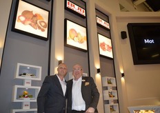 Peter Hobert van Bud Holland in gesprek met een klant.