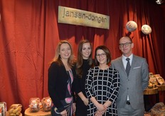 Hutspot specialist Jansen-Dongen. Aardappelen, uien en wortelen in diverse verpakkingen zoals flowpack zakken, net en schaaltjes. Nieuw zijn de zoete snackwortelen voor de Retail. Gewassen, verpakte wortelen in verschillende verpakkingen en etikettering. Jose Voss-Huskens, Rachelle Jansen, Iris Jansen en Wim Jansen.