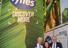 Bananenimporteur Fyffes importeert wekelijks zo'n 900.000 dozen bananen. Coen Bos, Linda Ohlsen en Bas Hesselink.
