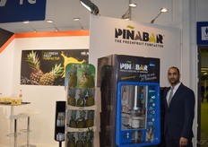 Michel van der Keeken van Dutch Food Technology, showde de ananasschil- en snijmachine 'Pinabar'. Pinabar maakt een cilinder- en staafvormige ananas.