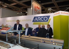 Arco en De Koningh coding and labeling samen in een stand. Bert Jan Dijk, Wim Kromhout en Albert Vermeulen in gesprek met relaties.
