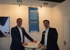 Jeroen Molenaar en Tom Gierveld van Broekema BV. Op de achtergrond de nieuwe transportband die geschikt is voor de voedingsmiddelenindustrie zoals AGF verwerkende bedrijven.