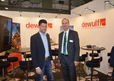 Maarten Heijne van Miedema en Wijtse Oosterbaan van APH Group. Nieuw bij Miedema is het sinds kort geopende distributiecentrum voor onderdelen in Roeselare.