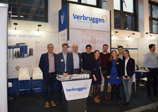 Voor het stapelen van dozen, zakken of kratten biedt Verbruggen al meer dan 25 jaar palletiseer oplossingen. V.l.n.r.: Maarten Verbruggen, Wouter Nederveen, Alex Verbruggen, Tomas Cordonnier, Jeanine Stehouwer, Erik Bruggink, Hanneke Gerards, Alexander Kharoshkov, Ning Fan en Freek Jan de Haan.