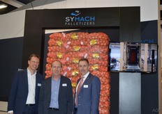 Symach bouwt oplossingen voor het palletiseren en wikkelen van uien, aardappelen, wortelen, rode bieten en knolselderij etc. V.l.n.r.: Jan Pieter Grotendorst, Patrick Gijsel en Johny de Bat.