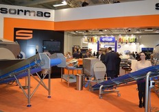 De Veggieline: bandsnijder, opvoerband, spiraalwasmachine en mandencentrifuge van Sormac voor bijvoorbeeld het wassen en drogen van sla en wortelen. Rechts op de foto Kim Suntjes-Beeks.