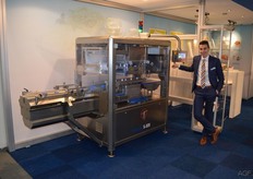 Lourens van Keulen van Tramper Technology bij de op de beurs verkochte topsealmachine voor trays. Deze machine wordt geleverd aan een Fins groenteverwerkingsbedrijf
